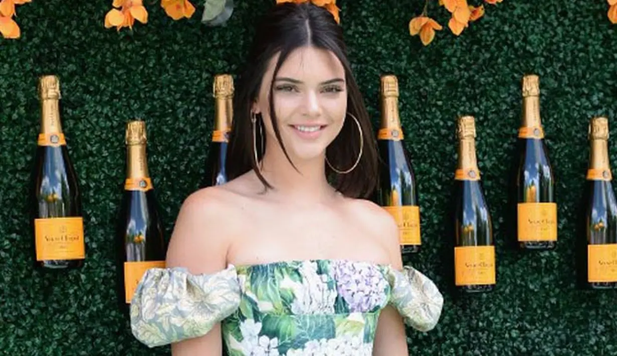 Menurut Rebecca Romijn, Kendall Jenner adalah bukan pelaku fashion yang sesungguhnya. Selain itu, Adriana Lima dan Alessandra Ambrossi pun juga ikut mengomentari kemilau karier Kendall menjadi model. (AFP/Andrew Toth)