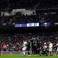 Bek Real Madrid, Sergio Ramos (kiri) melakukan tendangan bebas saat menghadapi Leganes dalam laga Copa del Rey di Santiago Bernabeu, Madrid, Spanyol, Rabu (9/1). Real Madrid mengalahkan Leganes 3-0. (AP Photo/Manu Fernandez)