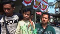 Baru keluar dari gerbang Lapas Mojokerto, Jatim, Sudiono (tengah) kembali ditangkap oleh tim Buser Polres Pasuruan. (Liputan6.com/Dian Kurniawan)