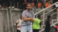 Pelatih Persija Jakarta,&nbsp;Mauricio Souza saat di pinggir lapangan dalam pertandingan persahabatan pramusim yang berlangsung di Jakarta International Stadium (JIS), Jakarta (26/07/2025) malam WIB. (Bola.com/Abdul Aziz)