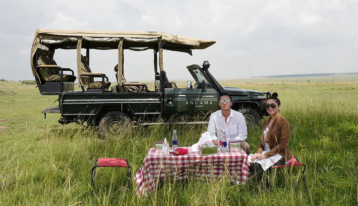 Makan siang di tengah pada rumput memang punya sensasi tersendiri. Nikita Willy tampak begitu menikmati momen-momen liburan di Afrika bersama sang kekasih. (Foto: instagram.com/indpriw)