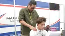 Pebalap Indonesia, Presley Martono, bersama ayahnya sebelum balapan pertama seri kelima Formula Renault 2.0 Eurocup Hungaria di Sirkuit Hungaroring, Sabtu (1/7/2017). Start dari posisi ke-21, Presley finis di peringkat ke-17. (Bola.com/Reza Khomaini)