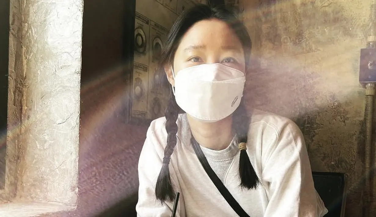 Double braid Gong Hyo Jin membuat tampil cute, ditambah dengaj warna rambutnya yang hitam. @rovvxhyo