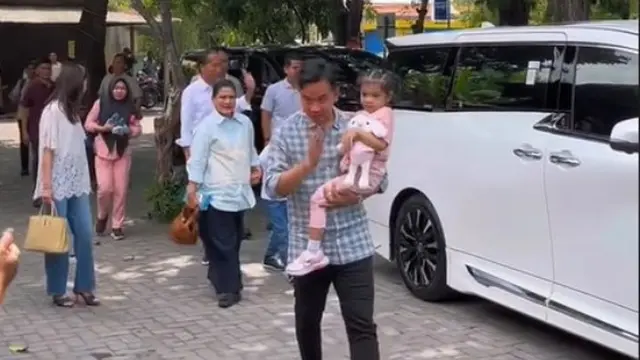 Keluarga Jokowi Makan di Warung Ayam di Solo, Tampilan Iriana dan Selvi Ananda Jadi Sorotan