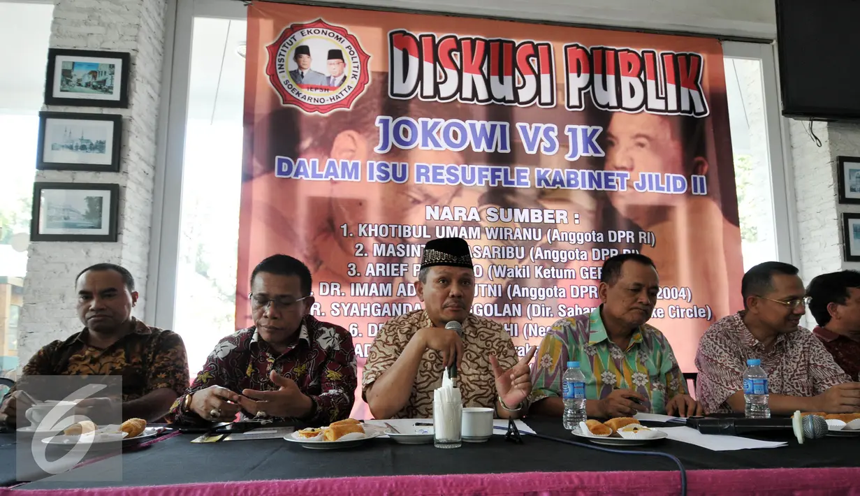 Anggota DPR RI fraksi Demokrat Khatibul Umam Wiranu (ketiga kiri) bersama Anggota DPR RI fraksi PDI Masinton Pasaribu (kedua kiri) memberikan keterangan dalam diskusi Publik Jokowi vs JK di Jakarta, Jumat (8/1/2016). (Liputan6.com/Johan Tallo)