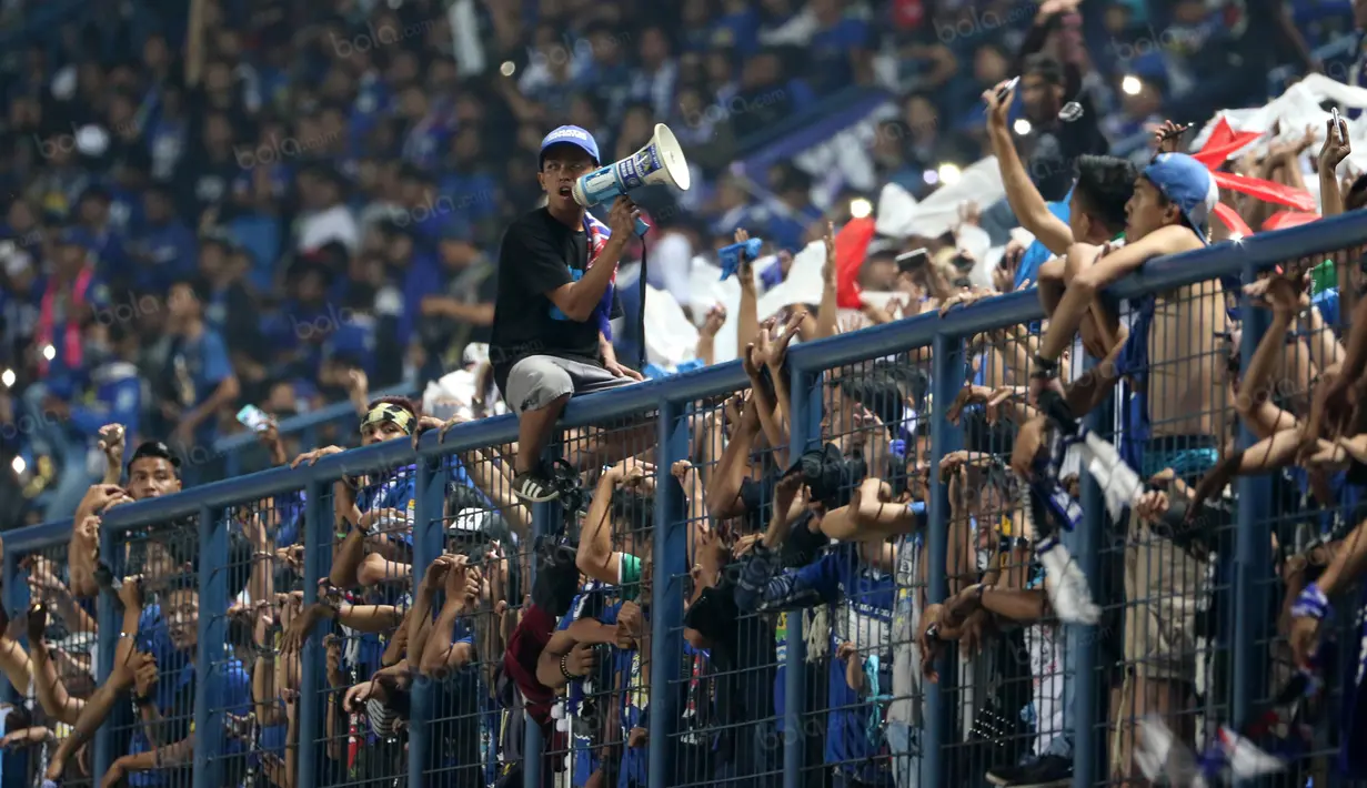 Bobotoh antusias memberikan semangat kepada timnya saat melawan Persija Jakarta pada Torabika SC 2016 di Stadion Gelora Bandung Lauta Api, Bandung, Sabtu (16/7/2016). (Bola.com/Nicklas Hanoatubun)