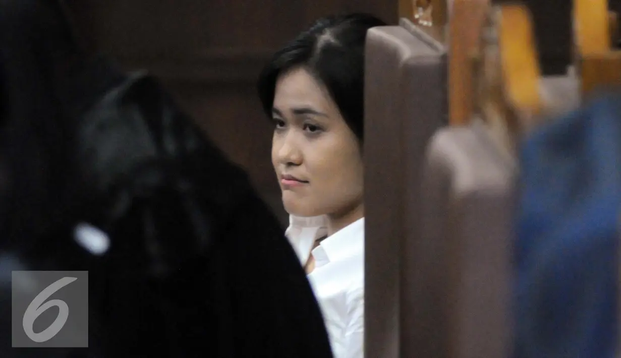 <p>Ekspresi terdakwa kasus pembunuhan Wayan Mirna Salihin, Jessica Kumala Wongso saat menyimak keterangan saksi ahli di sidang lanjutan di Pengadilan Negeri Jakarta Pusat, Jakarta, Kamis (1/9). (Liputan6.com/Helmi Afandi)</p>