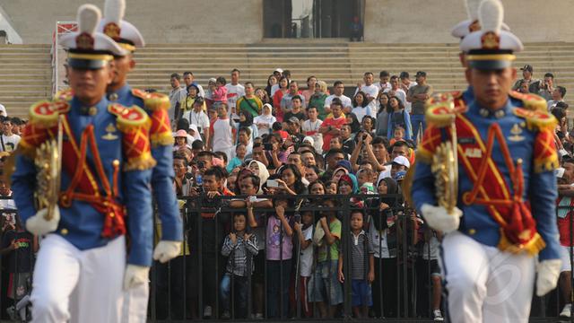 Marching Band Taruna Akmil Pukau Warga Jakarta