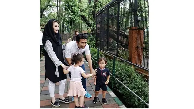 7 Potret Kebersamaan Arumi Bachsin dan Keluarga Kecilnya yang Jarang Tersorot