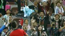 Petenis  Novak Djokovic melempar kaos ke arah penonton usai menang atas petenis Italia Simone Bolelli di China Open tennis tournament, Beijing, China, Selasa (06/10/2015).  (REUTERS/Kim Kyung-Hoon)