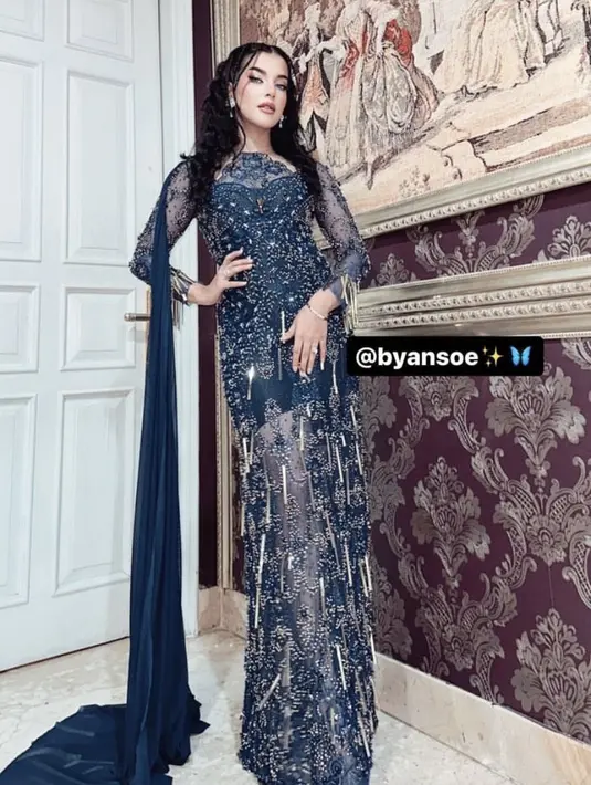 Tasya mengenakan dress panjang yang pas di tubuhnya dengan aksen selendang. Dress berpayet warna navy tersebut dibuat oleh An Soe.  [@tasyafarasya]