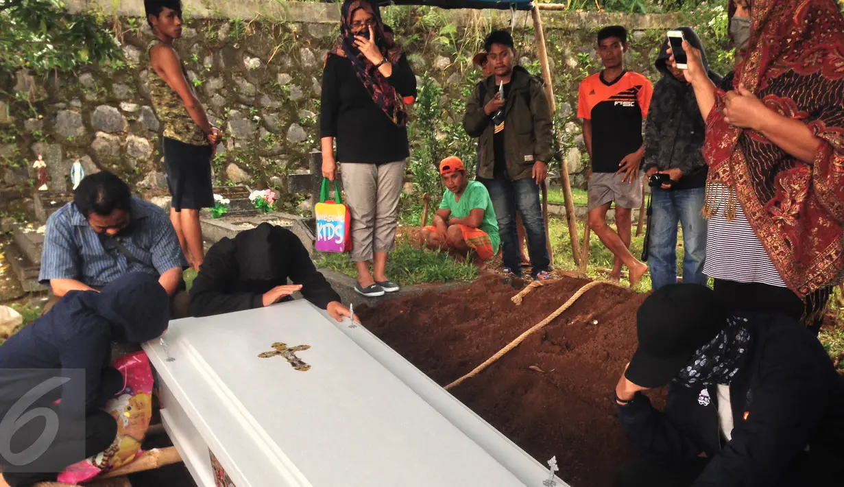 Suasana pemakaman jenazah tersangka perampokan pulomas, Ramlan Butarbutar atau Kapten Pincang di TPU Kalimulya III, Depok, Jawa Barat, Jumat, (30/12). Ramlan Butarbutar tewas akibat tertembak saat mencoba melawan polisi. (Liputan6.com/Ady Anugrahadi)
