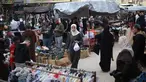 Warga Palestina yang mengungsi berbelanja di kios-kios pasar jalanan sekitar kamp pengungsi Nuseirat, Jalur Gaza tengah, pada Rabu 18 Maret 2026. Meski berada dalam situasi sulit dan di tengah reruntuhan, pasar jalanan sekitar kamp pengungsi Nuseirat, Jalur Gaza tengah, tetap ramai dikunjungi warga Palestina yang mengungsi. (Eyad Baba/AFP)