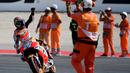 Ekspresi pebalap Repsol Honda, Dani Pedrosa, setelah finis pertama MotoGP San Marino di Sirkuit Misano, Minggu (11/9/2016). (AFP/Gabriel Bouys)