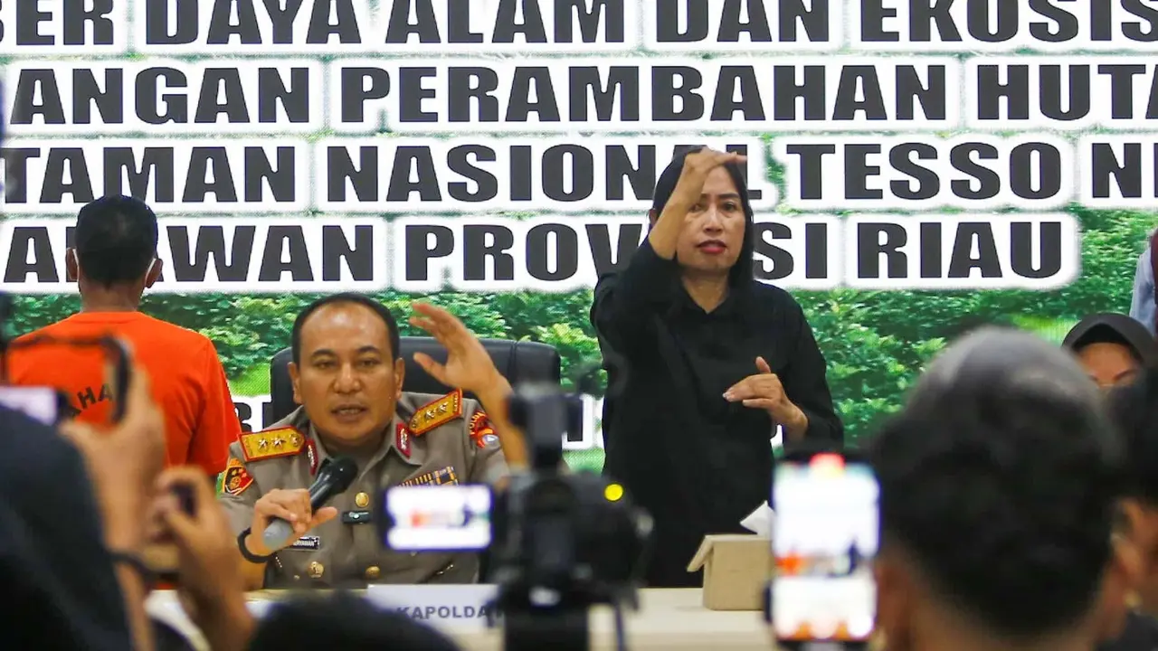 Polda Riau menangkap seorang tokoh adat yang diduga menjual lahan di kawasan Taman Nasional Tesso Nilo (TNTN), Pelalawan, dengan mengatasnamakan hak ulayat.
