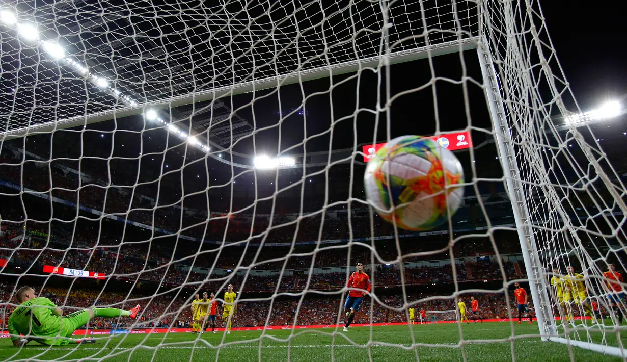 Penyerang Spanyol Alvaro Morata mencetak gol ke gawang Swedia dalam laga kualifikasi Grup F Piala Eropa 2020 di Stadion Santiago Bernabeu, Madrid, Senin (10/6/2019). Spanyol membantai Swedia 3-0. (AP Photo/Manu Fernandez)