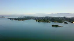 Foto dari udara yang diabadikan pada 1 September 2020 menunjukkan pemandangan Waduk Miyun di pinggiran timur laut Beijing, China.  Selama 60 tahun terakhir, Waduk Miyun telah menyediakan sebanyak lebih dari 39 miliar meter kubik air untuk Beijing dan daerah sekitarnya. (Xinhua/Zhang Chenlin)
