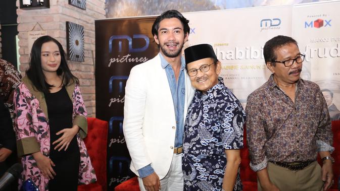 Rasa bangga dan tak percaya bercampur aduk saat Reza Rahadian mendengar jadi pemenang Best Actor di ajang Asia Pasific Film Festival 2017. Reza menang lewat perannya sebagai Presiden ketiga Indonesia, BJ Habibie. (Adrian Putra/Bintang.com)