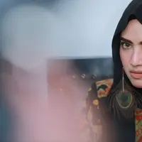 Beberapa hari setelah pemakaman istri kedua penyanyi religi Opick, Wulan Mayasari, tersiar sosok istri ketiga. Perempuan mengenakan cadar saat pemakaman disebut-sebut menjadi istri ketiganya. (Adrian Putra/Bintang.com)