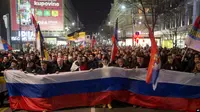 Ratusan pendukung kelompok sayap kanan Serbia demo untuk memberikan dukungan terhadap invasi Rusia ke Ukraina, di Beograd hari Jumat (4/3). (AP Photo)