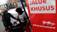 Petugas mengisi BBM ke kendaraan konsumen di SPBU Abdul Muis, Jakarta, Senin (2/7). PT Pertamina (Persero) menaikkan harga Pertamax, Pertamax Turbo dan Pertamina Dex mulai dari Rp500 hingga Rp900 per liter mulai 1 Juli 2018. (Liputan6.com/Johan Tallo)