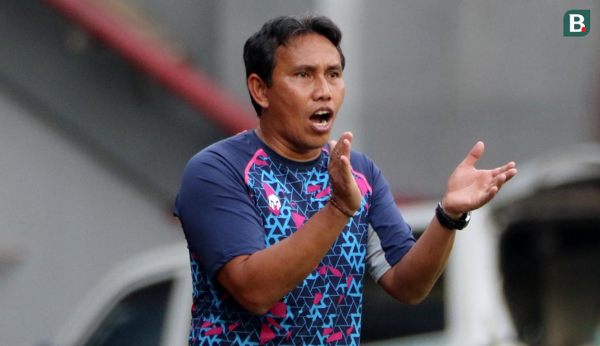 Bima Sakti Tukiman adalah seorang legenda hidup sepak bola Indonesia. Ia lahir di Balikpapan, Kalimantan Timur, pada tanggal 23 Januari 1976. (Bola.com/M Iqbal Ichsan)