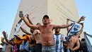 Fans Argentina merayakan kemenangan atas Kroasia pada pertandingan semifinal Piala Dunia Qatar 2022 di Obelisk di Buenos Aires, Rabu (14/12/2022). Keberhasilan mengalahkan Kroasia membuat Argentina lolos ke final Piala Dunia untuk keenam kalinya. (AFP/Luis Robayo)