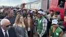Kantor Media Pemerintah di Gaza (GMO) yang dikelola Hamas mengatakan hujan deras dan angin kencang telah menghancurkan tenda-tenda darurat dan reruntuhan bangunan yang digunakan para pengungsi untuk bertahan hidup. Tampak dalam foto, aktris Amerika Serikat (AS), Angelina Jolie berbicara dengan para karyawan lembaga bantuan di perbatasan Rafah Mesir, pada Jumat 2 Januari 2026. (Foto oleh AFP)