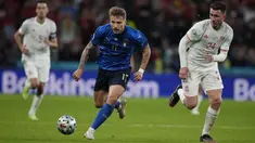 Di pundak Ciro Immobile, Roberto Mancini sangat berharap Timnas Italia bisa mencetak gol ke gawang Inggris pada final nanti. Setidaknya meski gagal menyumbangkan gol, Immobile tetap pemain yang berpotensi mengacaukan konsentrasi Harry Maguire dan kawan-kawan. (Foto: AFP/Pool/Frank Augstein)