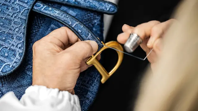 Keanggunan Saddle Bag Hadir dalam Balutan Denim yang Trendi