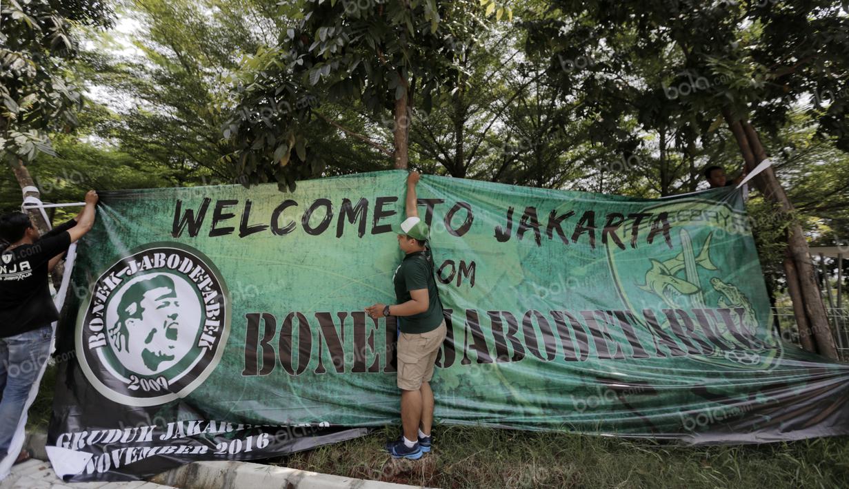 Bonek mania dari Jabodetabek memasang spanduk dekat area hotel pelaksanaan Kongres PSSi di Ancol, Jakarta, (10/11/2016). (Bola.com/Nicklas Hanoatubun)