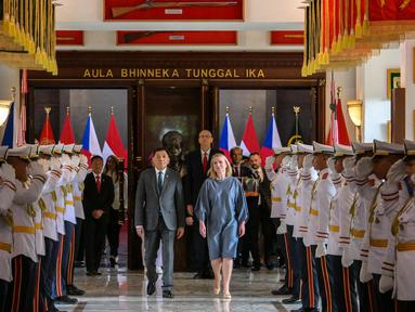 Menteri Pertahanan Republik Indonesia, Sjafrie Sjamsoeddin bersama Menteri Pertahanan Republik Ceko, H.E Jana Cernochov berjalan di tengah pasukan kehormatan dalam di Kementerian Pertahanan, Jakarta, Selasa 18 Februari 2025. (BAY ISMOYO/AFP)