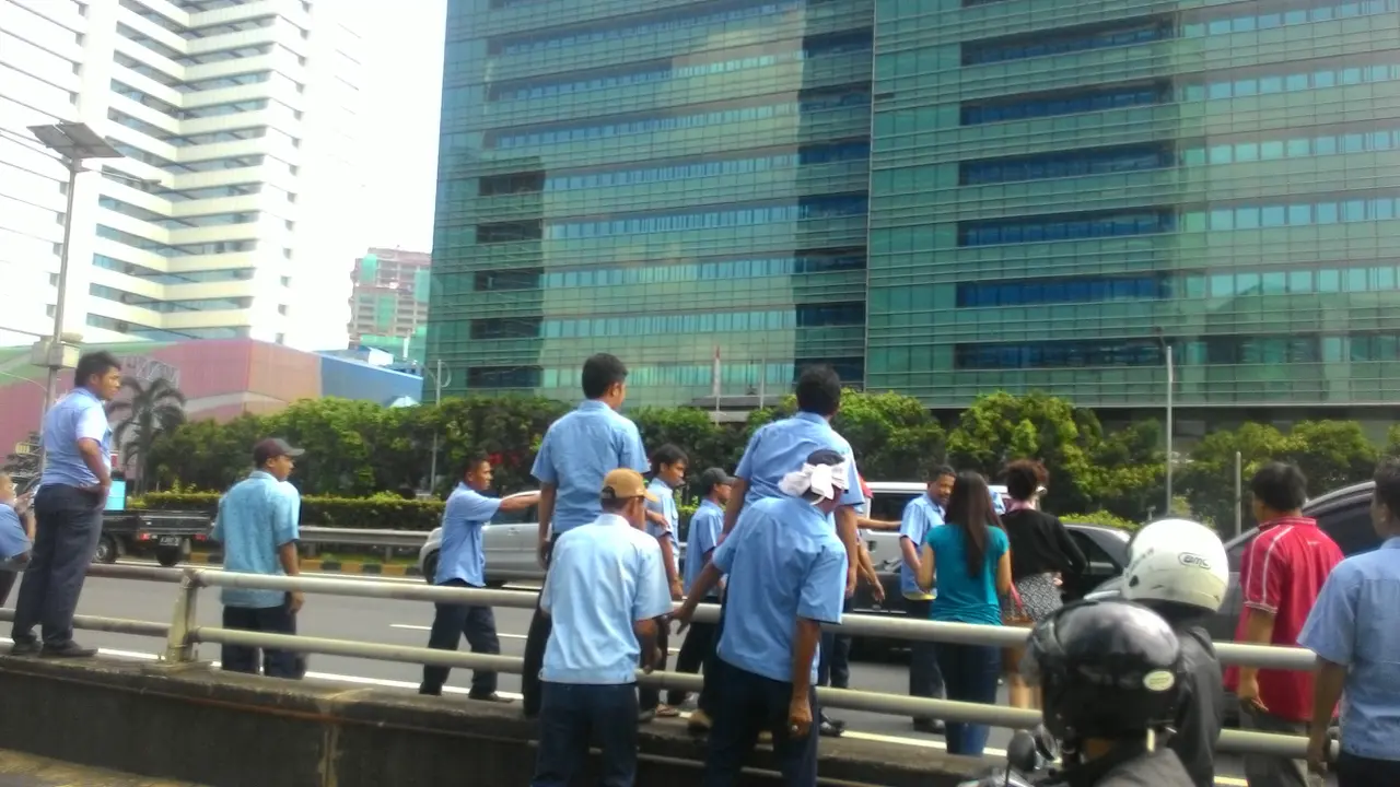 Sweeping taksi di Jalan Gatot Subroto depan pintu tol Kuningan 1