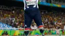 Atlet Lari 200m Putra asal Inggris, Richard Whitehead merayakan kemenangannya di kejuaraan Paralimpiade Rio 2016, Brasil (11/09). Richard berhasil meraih emas dalam kejuaraan tersebut. (REUTERS / Jason Cairnduff)