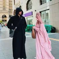 Bunga Citra Lestari atau biasa disapa BCL baru saja menjalankan ibadah umrah di Tanah Suci Mekkah. Tidak sendiri, BCL tampak bersama keluarganya seperti sang suami Tiko Pradipta Aryawardhana dan putranya, Noah Sinclair. [Instagram/itsmebcl]