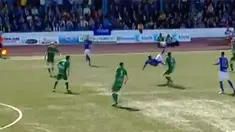 Gol spektakuler yang diciptakan Javi Gomez, striker UD Socuellamos, klub kasta ketiga di Spanyol dari jarak 30 meter dengan overhead kick.