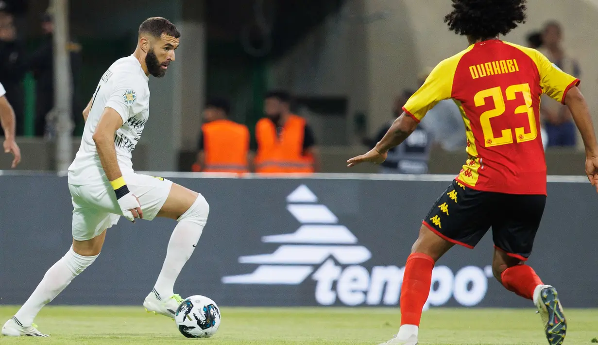 Benzema tampil luar biasa kala membantu timnya menang 2-1 atas klub Tunisia, Esperance dalam laga Arab Club Champions Cup 2023, Jumat (28/7/2023). (Photo by AFP)