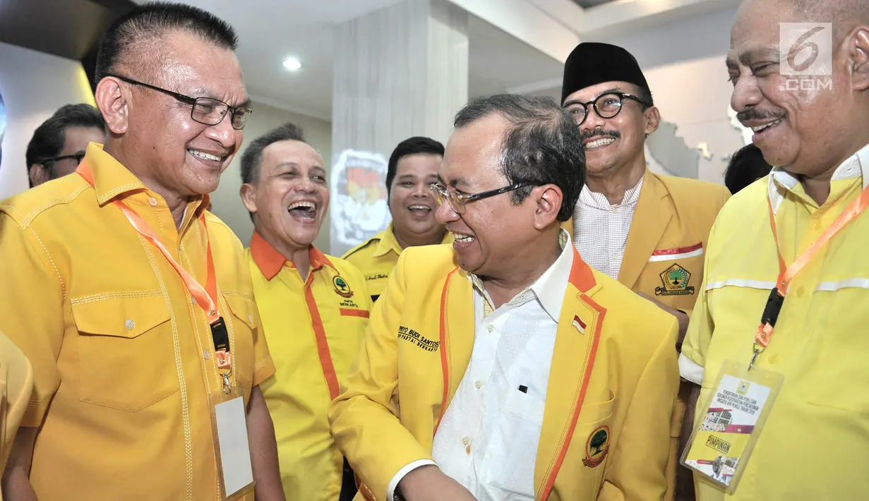 Sekjen Partai Berkarya Priyo Budi Santoso saat bertemu dengan Sekjen Partai Golkar Lodewijk Paulus di sela pendaftaran bakal caleg 2019 di Kantor KPU, Jakarta, Selasa (17/7). (Merdeka.com/Iqbal S Nugroho)