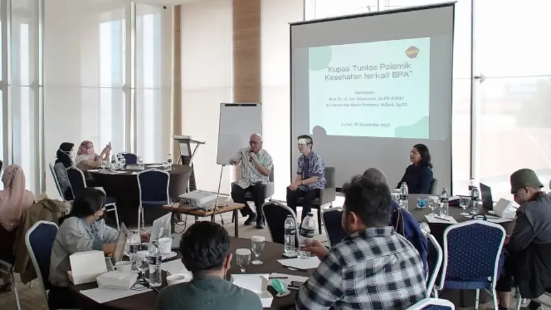 Ketua Yayasan Kanker Indonesia (YKI), Prof. dr. Aru Wisaksono Sudoyo SpPD-KHOM dan Dokter spesialis penyakit dalam, dr. Laurentius Aswin Pramono, M-Epid (Foto: Forum Ngobras)