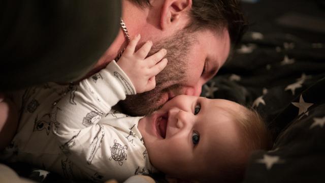 Ilustrasi ayah dan anak, ciuman, kecupan