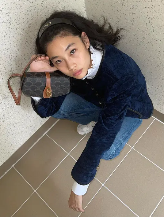 Sebagai model, Jung Ho Yeon terbiasa dengan memadukan beragam outfit. Untuk OOTD dengan warna navy, Jung Ho Yeon memadukan suede blazer berwarna navy dengan kemeja putih dan mini sling bag dari Celine.(instagram/hoooooyeony)