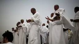 Peziarah Muslim berdoa di Jabal Rahmah dekat tepi Arafah saat ibadah haji, Arab Saudi (22/9/2015). Jabal Rahmah diyakini umat Muslim, sebagai tempat pertemuan antara Adam dan Hawa. (REUTERS / Ahmad Masood)