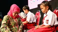 Pesan Gubernur Jatim Khofifah Indar Parawansa saat perayaan Hari Anak Nasional 2020 pada Kamis, (23/7/2020). (Foto: Liputan6.com/Dian Kurniawan)