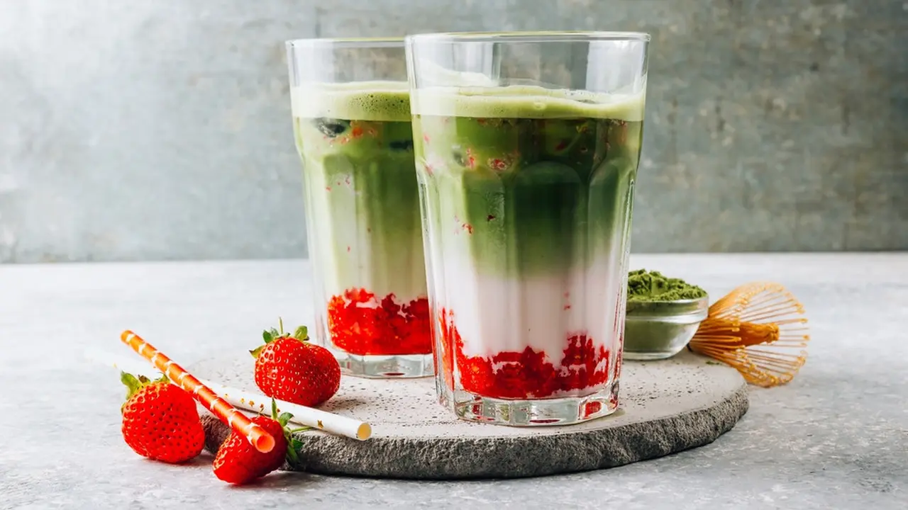 strawberry matcha latte minuman