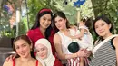 Mikaila Patritz tampil stylish dengan padu padan vest putih dan striped high waisted pants nuansa merah-putih. ]@titi_kamall].