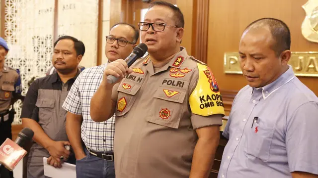 Kapolda Jawa Timur Irjen Luki Hermawan saat memberikan keterangan pers, Sabtu (7/9/2019). (Liputan6.com/Dian Kurniawan)