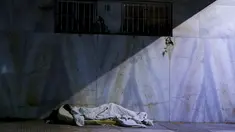 Seorang tunawisma tidur di trotoar di Buenos Aires, Argentina, Rabu dini hari, 13 September 2023. Argentina merupakan salah satu negara dengan tingkat inflasi tertinggi di dunia. (AP Photo/Natacha Pisarenko)