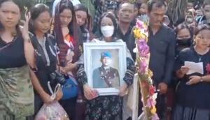 Keluarga mengiringi pemberangkatan ke liang kubur Brigadir Yosua Hutabarat di Muaro Jambi, Senin (11/7/2022). Brigadir Yosua atau J itu tewas di rumah dinas pejabat polri. (Liputan6.com/istimewa)