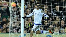 Ekspresi striker Chelsea, Diego Costa, setelah mencetak gol ke gawang Norwich City dalam laga Liga Inggris di Stadion Carrow Road, Norwich, Rabu (2/3/2016) dini hari WIB. (AFP/Ben Stansall)