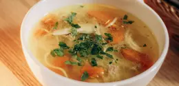 Sup ayam hangat dengan kuah bening jernih. [Dok/Pexels.com/Anhelina Vasylyk].